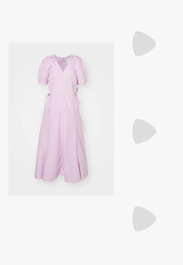 3.1 Phillip Lim BLOOM V-NECK BUTTON PLACKET - Dnevna haljina - wisteria; Bijela sandala na visokoj potpetici s debelim petom, s remenom i vezanjem oko gležnja. Glatka tekstura s platformom sprijeda za dodatnu visinu.; Bijela torbica s teksturiranim završetkom, središnjim detaljem kopče i zakrivljenim oblikom. Rajsferšlusi sa svake strane.; Naušnice zlatne boje s teksturiranim, valovitim oblicima. Uključuju skulpturalne kopče i dizajn otvorene kružnice s kovanom završnom obradom.
