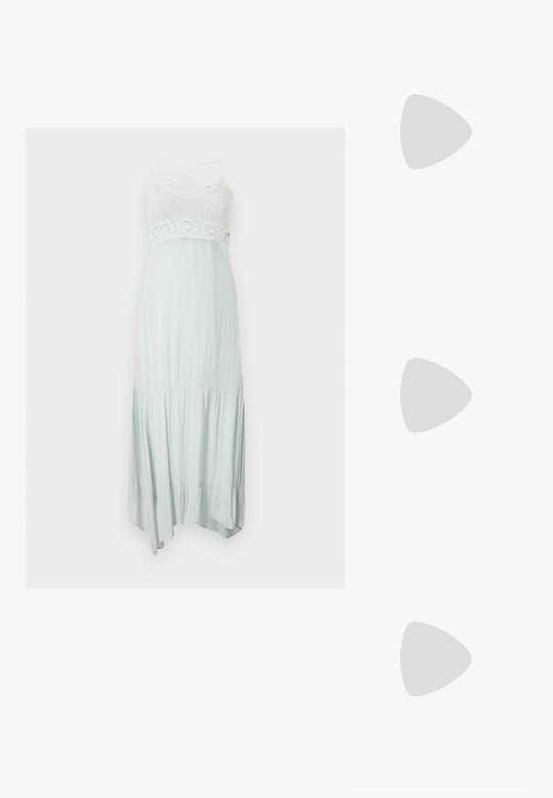 Gai minta zaļa maxi kleita ar adītu augšdaļu, mežģīņu akcentiem un regulējamiem krustveida plecu siksnām, ar plūstošu, slāņotu svārku.; Melna lakota āda ar atvērto papēdi, ar smailu purngalu un ģeometrisku blokpapēdi. Iezīmējas elegants, minimāls dizains un gluda tekstūra.; Melnas ādas rokassoma ar izliekta formu, noņemamu siksnu un zelta aksesuāriem. Somai ir vāciņš ar sprādzes detaļu.; Zelta toņa gredzens ar organisku, vērptu dizainu, gludu virsmu un sašaurinātiem galiem, radot mūsdienīgu, skulpturālu izskatu.