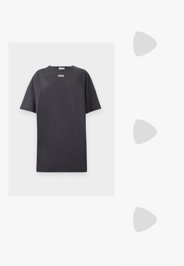 Czarnoszary bawełniany t-shirt z krótkim rękawem, luźny krój, okrągły dekolt, z subtelnym napisem "American Vintage" na klatce piersiowej.; Czarne klapki z teksturowaną gumową podeszwą, dwiema smukłymi paskami oraz subtelnym, wytłoczonym logo na pasku.; Czarne okulary przeciwsłoneczne w kwadratowym kształcie z ciemnozielonymi soczewkami, z wyrazistymi oprawkami i srebrnymi akcentami po bokach. Wyprodukowane we Włoszech.; Brązowa zamszowa torba na ramię z dwoma miękkimi uchwytami, pionowym paskiem z srebrnym akcentem i szerokim, otwartym wnętrzem. Gładka faktura, minimalistyczny design.