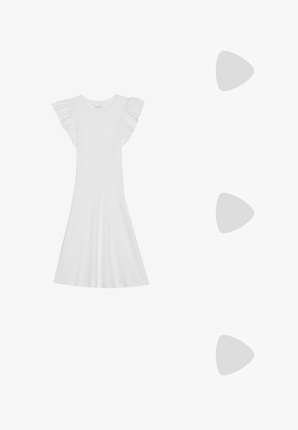 Weißes Baumwollkleid mit kurzen Rüschensäumen, rundem Ausschnitt und ausgestelltem Rock. Glatte Textur und schlichtes Design.; Spitz zulaufender High-Heel-Schuh in einer Farbgestaltung aus Silber, Gold und Nude. Glänzende Oberfläche mit Ausschnittdesign und stiletto Absatz.; Silberne metallic Pouch-Tasche mit einer sanften, abgerundeten Form und einem geknoteten Verschluss oben. Hergestellt aus glattem Kunstleder.; Silberne Creolen mit gedrehter Gestaltung, ausgestattet mit einer polierten Oberfläche und einer Steckverschluss. Sie haben einen Durchmesser von ca. 3 cm.