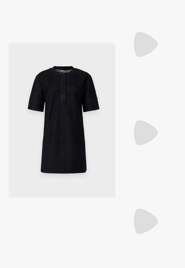 Must ekapikk short-sleeve kleit, mis on valmistatud denimist, ümara kaelusega, nööbistusega ja kontrastsete oranžide õmblustega.; Lame pruun nahast sandaal õhukese rihma ja väikese kuldse klambriga detailiga, kujutatud külgvaates valgel taustal.; Mustad ja kuldsetes prillides, kitsas ovaalne raam, tumedad läätsed ja dekoratiivsed detailid templites. Kerge ja stiilne disain.; Must kase nahast käekott, millel on struktureeritud ristkülikukujuline kuju. Omab kuldset ovaalset lukku ja õhukest õlavarre rihma. Sile tekstuur.