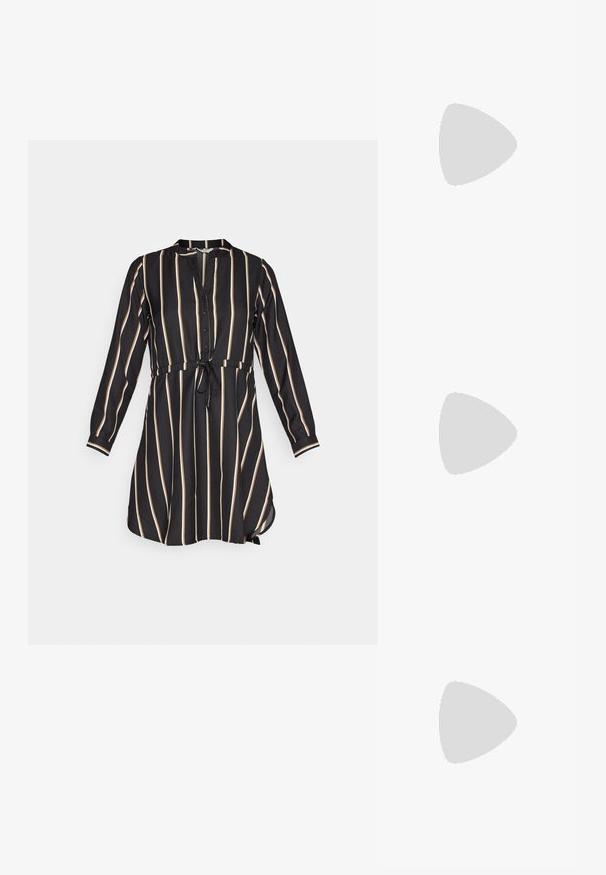 Zwarte jurk met verticale crème strepen, knopen aan de voorkant, kraag, lange mouwen en een cinched taille met een gestrikte accent. Zachte stof textuur.; Zwarte plateauhakken met een puntige neus en verstelbare enkelband. Gemaakt van soepel leer, met een robuuste blokhak.; Zwarte leren handtas met een gebogen vorm, afneembare schouderband en gouden hardware. De tas heeft een klep met een gespsluiting.; Zilveren oorbellen tonen verschillende stijlen: studs, hoepels en druppels, met geometrische vormen, parels en textuuraccenten in georganiseerde rijen.