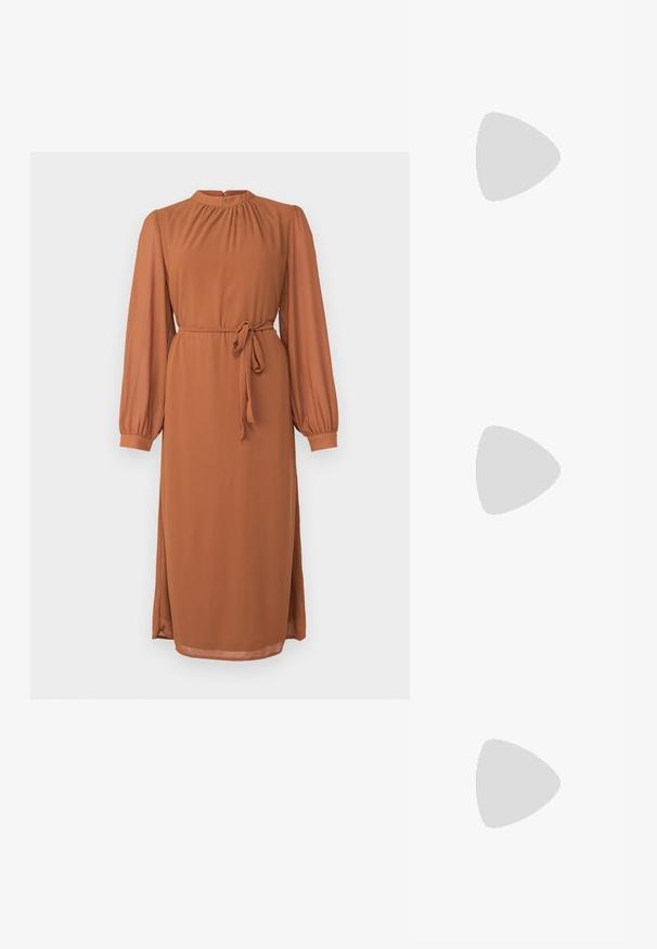 Rochie cu maneci lungi de culoare ruginiu, cu guler înalt, detalii pliate și curea pentru talie; material neted cu fante laterale.; Bocanci de cowboy din piele maro, cu vârf ascuțit și toc pătrat, având cusături detaliate și accente ridicate pe tijă.; Ochelari de soare tortoiseshell maronii cu o formă retro de ochi de pisică și lentile maronii. Au brațe curbate cu accente roșii.; Geantă de mână din piele neagră, cu clapetă și un detaliu din metal auriu. Include o curea neagră și un design elegant, minimalist.