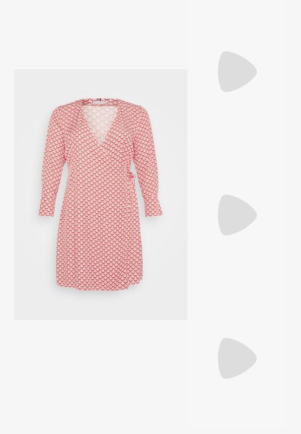 Rode wikkeljurk met een scallop patroon, diepe V-hals, lange mouwen en striksluiting aan de zijkant voor een verstelbare pasvorm.; Zwarte gepolijste leren slingback schoenen met een puntige neus, enkelbandjes met zilveren gespen en hardware, en een slanke hak.; Zwarte leren handtas met een gebogen vorm, afneembare schouderband en gouden hardware. De tas heeft een klep met een gespsluiting.; Zilverkleurige oorbellen in een gedraaide hoepelontwerp, met een gestructureerde oppervlakte en geribbelde details, bevestigd met een post sluiting.