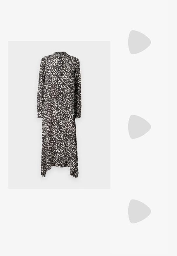 Pitkä nappikiinnityksellä varustettu mekko mustavalkoisessa abstraktissa kuosissa, kevyttä kangasta, kauluksellinen kaula ja epäsymmetrinen helma pitkillä hihoilla.; Mustat korkokengät sandaalit, joissa on ohuet hihnat solmittuna, sileä neliön muotoinen varvasosa ja tyylikäs stiletto-korko.; Vaalea harmaa metallinen käsilaukku, jossa on ketjusanka. Laukku on koristeltu pienillä pyöreillä metallikoruilla ja kolmion muotoisella brändilogolla.; Hopehopeet hopehopeet hopehopeet hopehopeet, jolla on sileä, kiiltävä pinta. Pyöreä muoto, kevyt rakenne, jossa on neulakiinnitys.