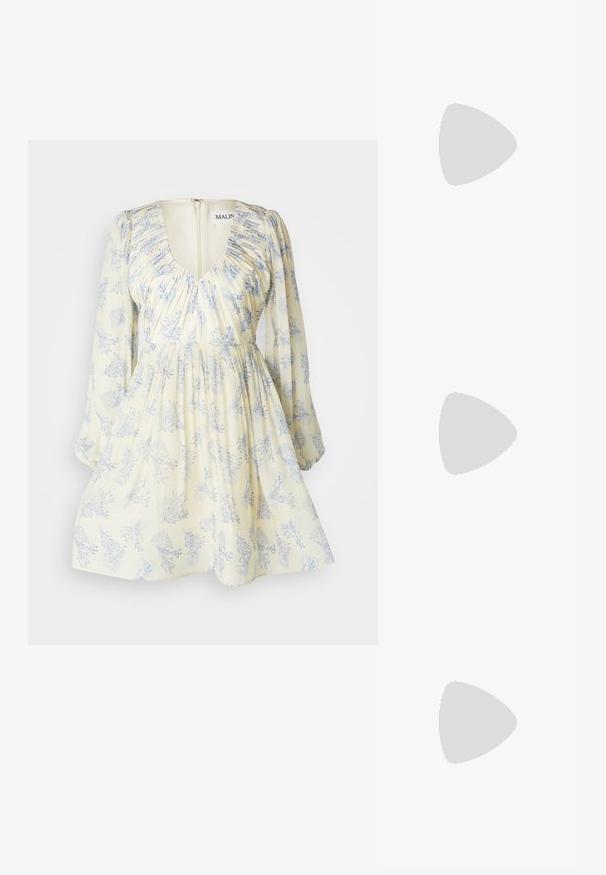 Κίτρινο φόρεμα με λουλούδια που διαθέτει μπλε βοτανικά μοτίβα, πλισέ σώμα, βαθύ V λαιμό, και μακριά φουσκωτά μανίκια, με φερμουάρ στην πλάτη.; Λευκά δερμάτινα αθλητικά παπούτσια με χοντρή λευκή σόλα, μαύρη σουέτ λεπτομέρεια στην φτέρνα και ανάγλυφο λογότυπο στο πλάι. Σχέδιο με κορδόνια και έξι θηλιές.; Μαύρα υπερμεγέθη γυαλιά ηλίου με γεωμετρικό σχήμα, διαθέτοντας σκούρους φακούς και αντίθεση γκρίζα λεπτομέρεια στη σκελετό. Λογότυπο στον βραχίονα.; Ασημένια σκουλαρίκια κρίκοι με λεία, λαμπερή φινίρισμα. Στρογγυλό σχήμα, ελαφρύ σχέδιο, με κλείσιμο τύπου πίσω.