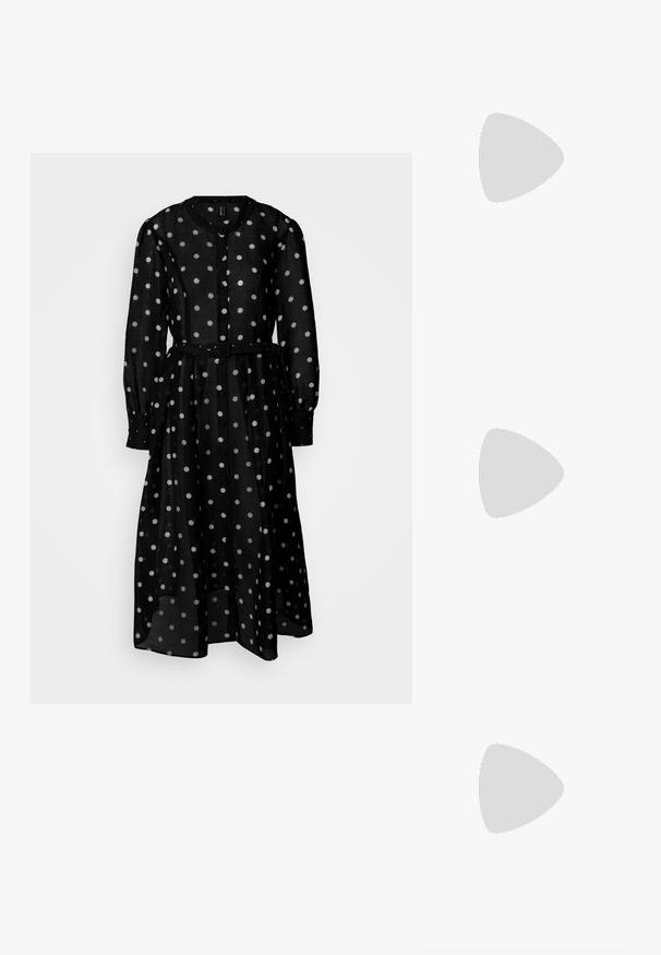 Abito nero a maniche lunghe realizzato in tessuto trasparente, con motivo a pois bianchi, chiusura frontale con bottoni e vita cintrata per una silhouette definita.; Mule nere con tacco alto, parte superiore in tessuto texturizzato, design open toe e tacco quadrato. Silhouette elegante e minimalista.; Borsa tote nera in pelle con una finitura testurizzata, dotata di un emblema con logo al centro e cuciture a contrasto. Due lunghe maniglie per il trasporto.; Orecchini a cerchio in metallo argentato con una superficie liscia e lucida e un design strutturato e arrotondato. Presentano una chiusura a cerniera per un indosso sicuro.