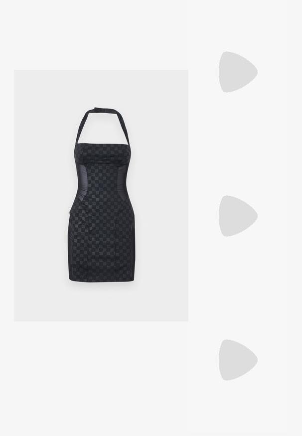 Juoda halter stiliaus suknelė su prigludusia siluetu, tekstūruota medžiaga su subtiliu logotipo raštu ir lygiomis šoninėmis detalėmis.; Juodi kulniškų sandalai su kryžminėmis juostelėmis ir reguliuojamu sagtimi. Ypatybė – lygus paviršius ir siauras smailas kulnas.; Juodas odinis per petį nešiojamas krepšys su dviem priekiniais kišenėmis, auksiniais sagtimis, užtrauktuko uždarymu ir siauromis petnešomis. Textūruota paviršius ir kompaktiškas stačiakampis formatas.; Auksinės metalinės auskarų kabės su lenktą, pailgą forma. Turi lygų, blizgantį paviršių ir užapvalintą galiuką papildomam akcentui.