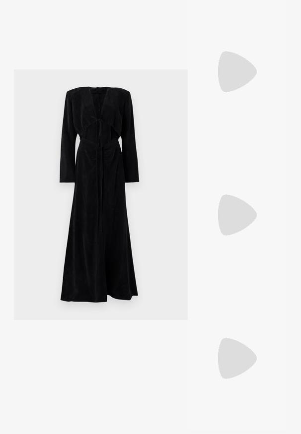Robe noire à manches longues en daim doux avec un corsage ajusté, un design à l'avant ouvert et un accent noué à la taille, se déversant en une jupe évasée.; Escarpin slingback en vernis noir avec un bout pointu, présentant un imprimé serpent texturé, une sangle réglable et un petit talon bloc texturé.; Sac en cuir noir porté en travers avec deux poches avant, boucles dorées, fermeture zippée et une sangle fine. Surface texturée et forme rectangulaire compacte.; Boucles d'oreilles en métal doré en forme d'anneau, avec une forme courbée et allongée. Elles présentent une surface lisse et brillante avec une pointe arrondie pour un détail supplémentaire.