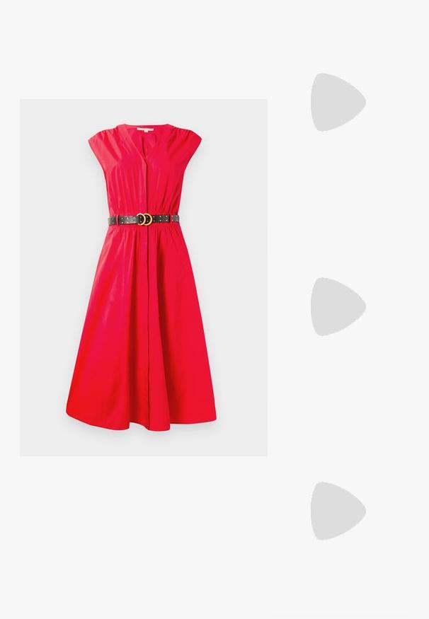 Červené bavlněné šaty s krátkými rukávy, V-výstřihem, zúženým pasem a černým páskem se zlatými dvojitými kroužky a nýty. Ze široké sukně ke kolenům.; Černé lakované slingback podpatky s špičatou špičkou, zdobené texturovaným hadím vzorem, nastavovacím páskem a krátkým texturovaným blokovým podpatkem.; Černá kožená crossbody taška se dvěma předními kapsami, zlatými přezkami, zipovým uzávěrem a štíhlým popruhem. Texturovaný povrch a kompaktní obdélníkový tvar.; Náušnice ve zlatém odstínu s obdélníkovým, průhledným krystalem zavěšeným pod řadou malých, kulatých průhledných akcentů. Elegantní, moderní design.