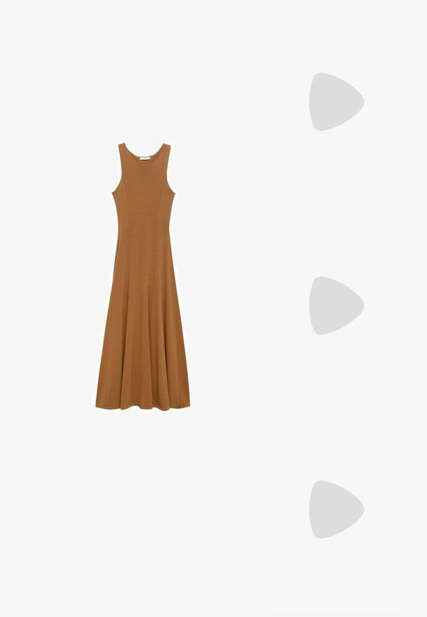 Hnědá bezrukávová maxi šaty vyrobené z měkké tkaniny, s přiléhavým korzetem a rozšířenou sukní. Jednoduchý design bez viditelných vzorů nebo akcentů.; Zlaté metalické sandály na vysokém podpatku s kotníkovým páskem, dvěma úzkými předními pásky a blokovým podpatkem. Obsahují ozdobné prvky.; Metalická zlatá kabelka s hladkým, zaobleným tvarem, opatřená horním zapínáním na knoflík a malým řetízkovým popruhem pro nošení.; Náušnice ve tvaru kruhu z pozlaceného kovu s vroubkovaným, prodlouženým tvarem. Mají hladký, lesklý povrch a zaoblený konec pro zvýraznění detailu.