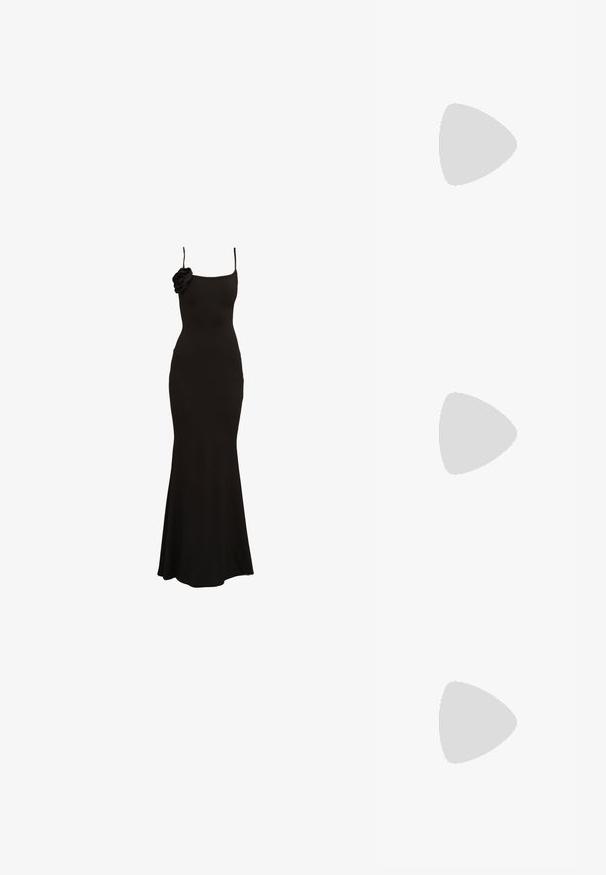 Črna, telo oprijeta, brezrokavna obleka z cvetličnim poudarkom na enem rami, izdelana iz gladkega blaga, z razširjenim robom.; Črne natikače s trakovi in kvadratnim prstom ter nizkim blokastim peto. Imajo več tankih trakov in nastavljiv trak okoli gležnja. Narejene so iz gladkega usnja.; Bela strukturirana torba z kratkimi ročaji in naramnim trakom, z zlatimi okrasnimi elementi in teksturiranim materialom, prikazana na sivi podlagi.; Uhane nakit iz zlatastega tona z gladko, ukrivljeno zasnovo. Ima edinstveno koničasto obliko, polirano površino in zaponko s tečajem.