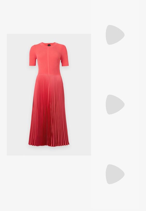 Abito in maglia corallo, con top aderente a maniche corte e gonna plissettata. La texture liscia passa da un motivo a costine a un design plissettato.; Sandali neri con tacco alto presentano sottili cinturini con design annodato, una punta quadrata liscia e un elegante tacco a spillo.; Borsa a mano metallica grigia chiara con tracolla a catena, impreziosita da piccoli chiodi metallici circolari e da un logo triangolare del marchio.; Orecchini a cerchio in argento con una finitura liscia e lucente. Forma arrotondata, design leggero, con chiusura a perno.