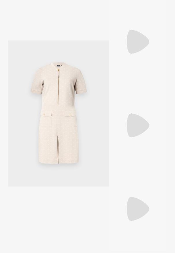 JOOP! TALI - Haljina od žerseja - open beige; Crne sandale na visokoj potpetici imaju tanke trake s čvorastim dizajnom, glatki kvadratni vrh i elegantnu stiletto petu.; Svijetlosivi metalik ruksač s lancem, ukrašen malim okruglim metalnim zakovicama i trokutastim logotipom marke.; Srebro naušnice u obliku prstena s glatkom, sjajnom završnom obradom. Zaobljenog oblika, laganog dizajna, s kopčom na poleđini.