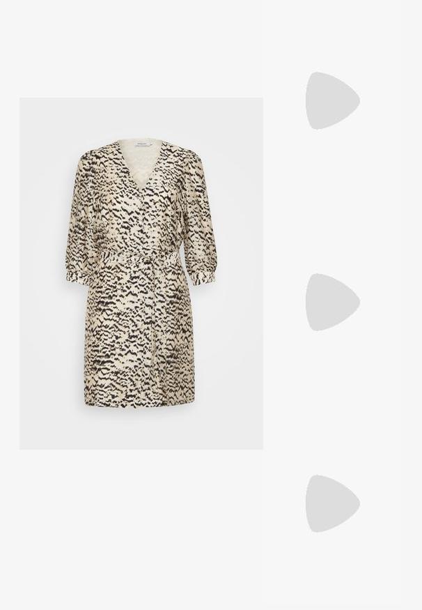Rochie scurtă, crem, cu decolteu în V, mâneci trei sferturi și o curea. Prezintă un model cu imprimeu animalier negru pe întreaga suprafață.; Pantofii slingback din piele lăcuită neagră, cu vârf ascuțit, bretele pentru gleznă cu catarame și accesorii din argint, și un toc subțire.; Geantă de umăr metalică aurie cu un design structurat, textură netedă și curea reglabilă. Prezintă o formă triangulară unică și cusături minimaliste.; Cercei aurii cu forme texturate și ondulate. Include studs sculpturale cu clip și un design de cerc deschis cu un finisaj cioplit.