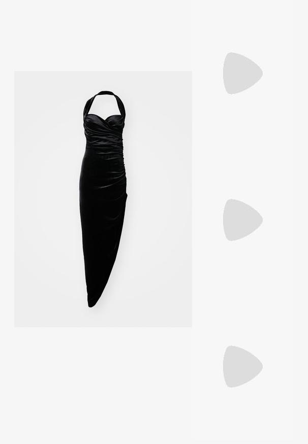 Norma Kamali CAYLA SIDE DRAPE GOWN - Alkalmi viselet - black; Fekete lakk slingback sarok, hegyes orral, texturált kígyómintával, állítható pánttal és rövid, texturált tömbsarkal.; Fekete bőr keresztbody táska két elülső zsebbel, arany csattokkal, cipzáras záródással és vékony pánttal. Textúrált felület és kompakt téglalap alak.; Aranyszínű fémből készült karika fülbevalók ívelt, hosszúkás formával. Simaságával és fényes felületével, valamint lekerekített végével további részletekkel bővül.