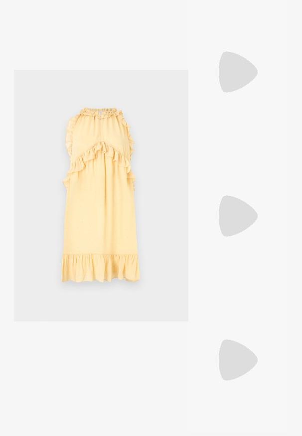 Hofmann Copenhagen SASHA - Jurk - butter cream; Zwarte leren slingback-hakken met een spitse neus, verstelbare band en een elegante stiletto-hak, met een gladde afwerking.; Bruine leren handtas met een golvende uitstraling, voorzien van twee ronde gouden accenten en een afneembare schouderriem voor veelzijdig dragen.; Een paar onregelmatig ovale, gouden metalen oorbellen met een gestructureerd, lichtgehamerd oppervlak op een witte achtergrond.