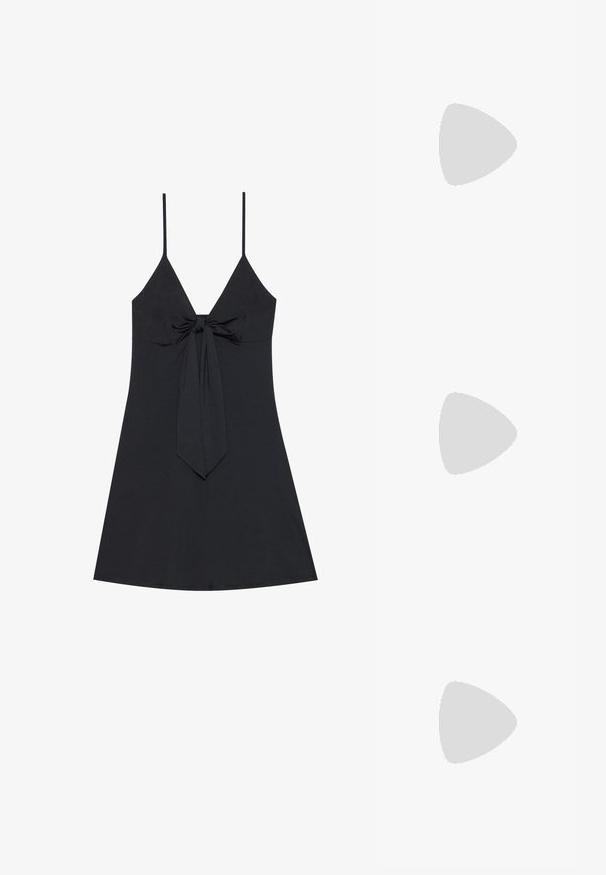 Schwarzes ärmelloses Kleid mit tiefem V-Ausschnitt und einem Knoten-Detail vorne. Einfacher, glatter Stoff mit ausgestelltem Saum und dünnen Schulterträgern.; Weiße Spitzenanpassungsschuh mit niedrigem, klobigem Absatz und spitzem Zehendesign. Glattes Innenfutter, strukturierter Spitzenoberteil und Schnallendetail.; Schwarze Sonnenbrille mit einem schlanken rechteckigen Rahmen und einem goldenen Logo-Akzent an der Seite. Dunkle Gläser und glänzende Oberfläche sind auffällig.; Rote Leder-Schultertasche mit einem geschwungenen Design, glatter Textur und einem Reißverschluss. Sie verfügt über einen dünnen Henkel zum Tragen.