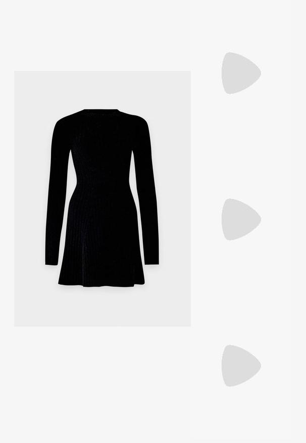 Robe en tricot noir à manches longues, texture côtelée, corsage ajusté et ourlet évasé. Encolure ronde simple, sans matériel ou accents visibles.; Bottes de cowboy en cuir marron avec un bout pointu et un talon bloc, présentant des coutures détaillées et des accents en relief sur la tige.; Pochette en cuir noir avec un rabat et un détail en boucle en métal doré. Inclut une sangle noire et un design épuré et minimaliste.; Boucles d'oreilles en argent en forme de créoles avec un design torsadé, dotées d'une finition polie et d'une fermeture à poussoir. Mesurent environ 3 cm de diamètre.