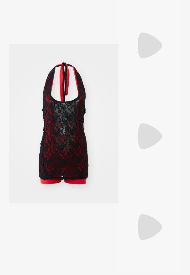 Body en dentelle noire avec un col halter, doté d'un intérieur rouge et d'un design de short. Motif floral avec une texture transparente.; Haut à manches longues en tricot rouge avec un motif en losanges, des accents noirs, un col rond et un détail à lacets à l'avant avec des liens.; Botte argentée arrivant à mi-mollet avec une texture froissée, un bout pointu et un petit talon. Fabriquée en matériau brillant avec une surface réfléchissante.; Sac à main noir avec un design texturé, orné de clous en argent et d'une bandoulière en chaîne argentée épaisse. Présente une forme élégante et minimaliste.