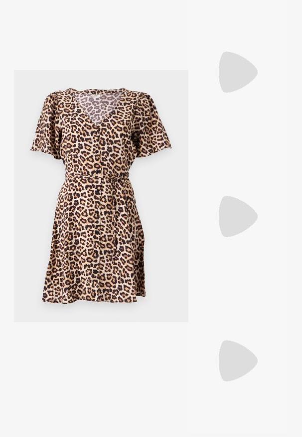 Φόρεμα με λεοπάρ σχέδιο σε μαλακό ύφασμα, διαθέτει V-λαιμόκοψη, κοντά φουσκωτά μανίκια, κλείσιμο με κουμπί και δένει στη μέση. Η γραμμή στο κάτω μέρος φτάνει πάνω από το γόνατο.; Μαύρο παπούτσι slingback από πατέντο δέρμα με μυτερή μύτη, λουράκια στον αστράγαλο που διαθέτουν ασημένιες αγκράφες και μεταλλικά στοιχεία, και λεπτό τακούνι.; Μαύρη δερμάτινη τσάντα ώμου με λεία υφή, καμπύλο σχήμα, ρυθμιζόμενο λουρί και κλείσιμο με φερμουάρ. Μινιμαλιστικός σχεδιασμός χωρίς διακοσμητικά στοιχεία.; Χρυσά σκουλαρίκια με υφή, κυματιστά σχήματα. Περιλαμβάνουν γλυπτικά κλιπ-σε σκουλαρίκια και σχέδιο ανοιχτού σκουλαρικιού με σφυρήλατη επιφάνεια.