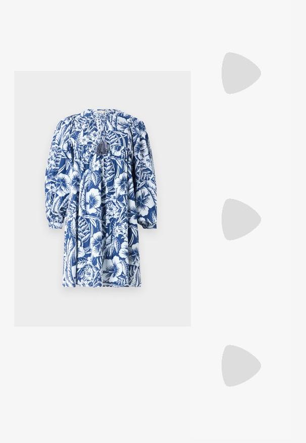 Blauwe bloemenjurk met een wit bloemenpatroon, lange uitlopende mouwen en een geplooide stof met een strikdetail op de rug.; Witte korte mouwen t-shirt van ribstof. Ronde halslijn, normale pasvorm en subtiele stiksels. Geen patronen of grafische elementen.; Zwarte leren ballerina met een ronde neus, gladde textuur, minimale stikdetails en een flexibele zoolontwerp.; Bruine leren handtas met een klep sluiting, gouden hardware, een schouderband en een gladde textuur. Compact rechthoekige vorm.
