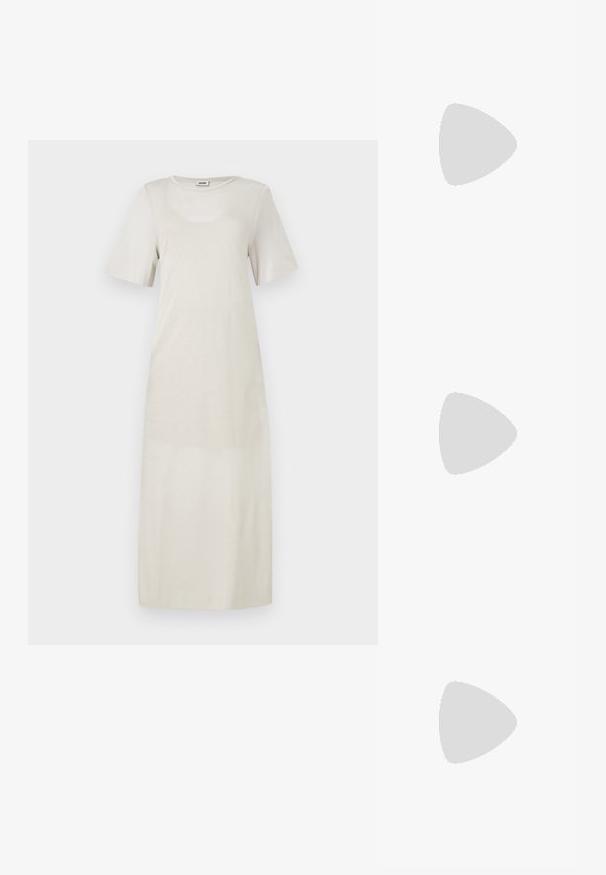 Rochie bej deschis, realizată dintr-un material moale, cu mâneci scurte și decolteu rotund, având o siluetă dreaptă, până la gleznă.; Adidași din piele albă cu o talpă groasă albă, accent de călcâi din suede negru și logo embosat pe lateral. Design cu șireturi și șase orificii.; Geantă metalică gri deschis, cu un strap din lanț, decorată cu mici ținte circulare metalice și un logo de marcă triangular.; Cercei rotunzi din argint cu un finisaj neted și strălucitor. Design ușor, având o formă rotundă și închidere cu tijă.