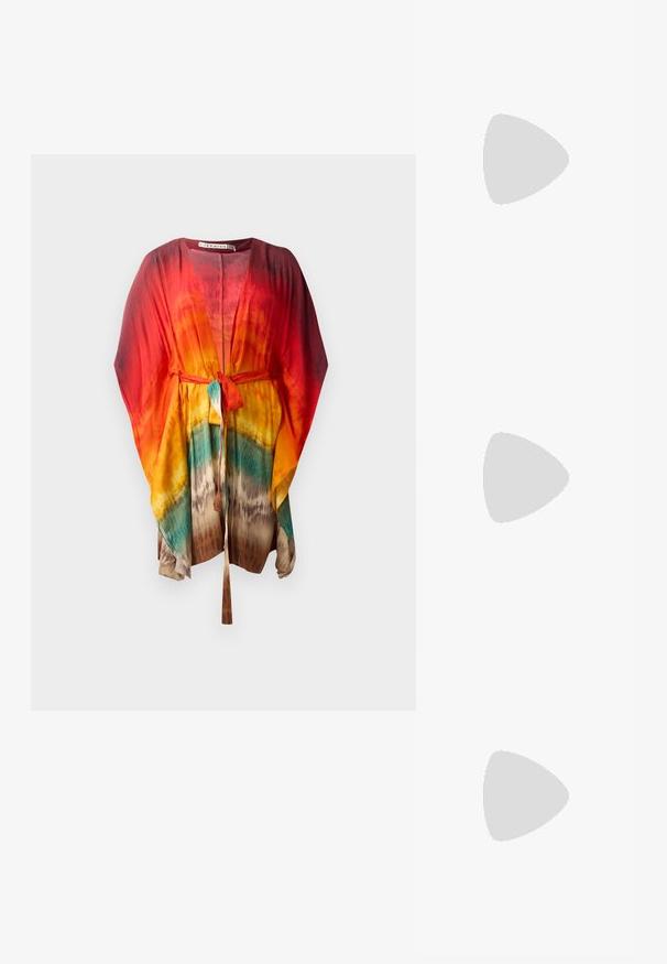 Lekki, kolorowy kimono z wiązanym paskiem. Posiada żywy gradient czerwieni, pomarańczy, żółci i turkusu. Miękki, zwiewny materiał.; Biała koszulka krótki rękaw wykonana z materiału prążkowanego. Okrągły dekolt, regularny krój i subtelne detale szwów. Bez wzorów ani grafik.; Czarne skórzane baletki z zaokrąglonym noskiem, gładką fakturą, minimalnymi przeszyciami i elastycznym designem podeszwy.; Brązowa skórzana torebka na ramię z klapką, złotymi detalami, paskiem na ramię i gładką teksturą. Kompaktowy prostokątny kształt.