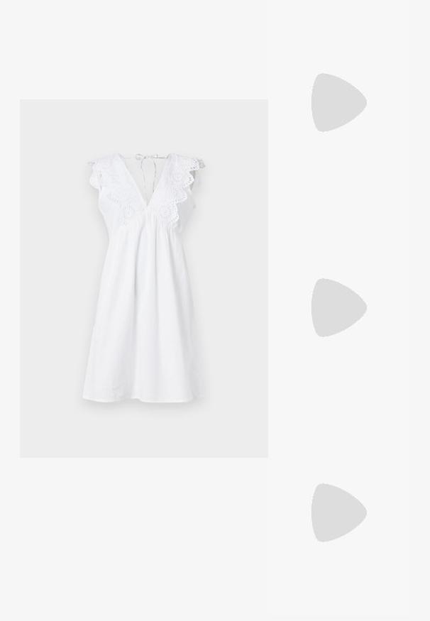 Bílé šaty s krajkovým lemem na ramenou, V-výstřihem a nařaseným pasem pro volný střih. Vyrobeno z lehké látky.; Černé kozačky po kolena vyrobené z hladkého syntetického materiálu. Mají zaoblenou špičku, nízký blokový podpatek a detailování ve vertikálních švech.; Kočičí brýle s oválnými rámy, průhlednými čočkami a zlatými akcenty. Mají zakřivené nožičky a hladký, lesklý povrch.; Souprava náušnic ve zlatém tónu, která obsahuje tři páry: texturované oválné náušnice, náušnice s vlnitým designem a velké kruhové náušnice s vrstvenými rýhami.