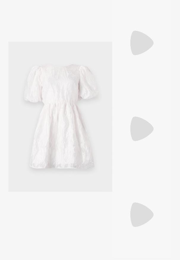 Vestido branco com mangas bufantes, padrão texturizado floral, cintura justa e saia rodada, feito de tecido leve.; Saltos slingback em verniz preto com bico pontiagudo e um pequeno salto bloco, apresentando um detalhe de fivela prateada na tira.; Bolsa de couro preta com forma curva, alça destacável e detalhes em dourado. A bolsa possui uma aba com detalhe de fivela.; Brincos em tom de ouro com formas onduladas e texturizadas. Inclui studs escultóricos com presilha e um design de argola aberta com um acabamento martelado.