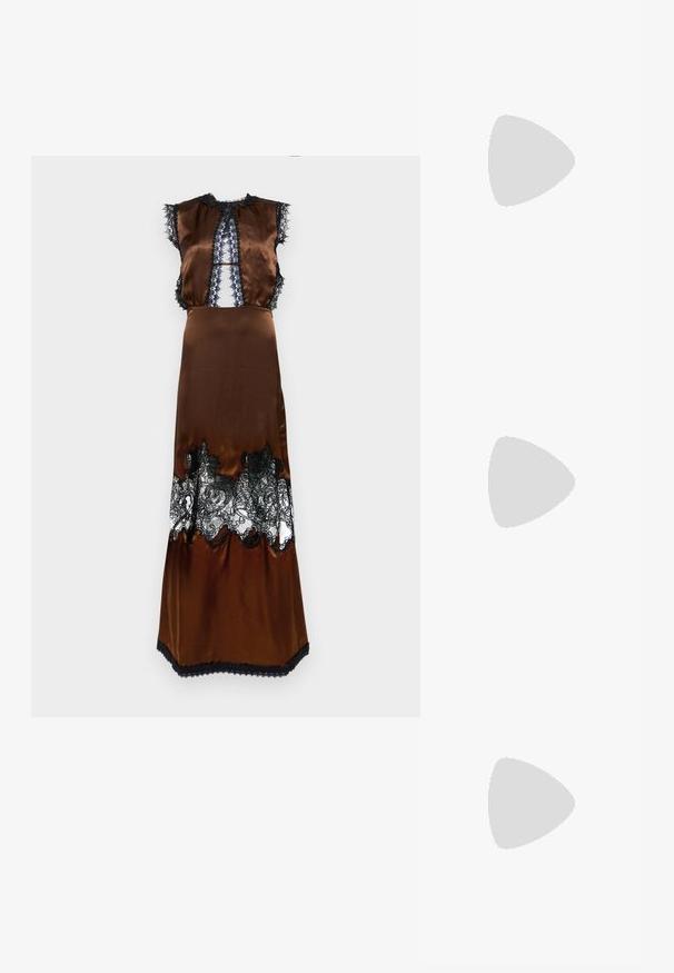 Viktor&Rolf CAMISOLE LONG DRESS - Alkalmi viselet - brown; Fekete bőr wedge szandál fához hasonlító talppal, ezüst szegecsekkel a széleken és nyitott orrdesignnal. Texturált talp a tapadásért.; Teknősbéka mintás napszemüveg ovális kerettel, barna lencsékkel és vékony fekete szárakkal, amelyek finom mintázott díszítésekkel rendelkeznek.; Két gyűrű rétege; a felső borostyán színű, a felszíne csavarodott mintázatú, az alsó világos bézs; mindkettő sima és fényes gyanta.