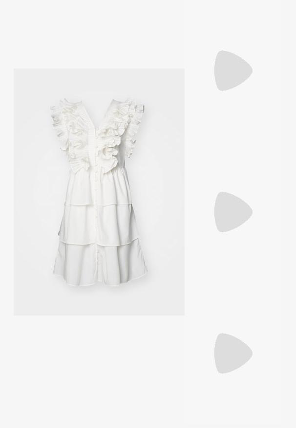 YAS YASRUNA RUFFLE DRESS  - Koktélruha / Partiruha - star white; Fekete pántos szandál négyzetes orral és alacsony blokk sarkal. Több vékony pánttal és állítható boka pánttal rendelkezik. Sima bőrből készült.; Fekete bőrtáska ívelt formával, levehető pánttal és arany színű fémrészekkel. A táskán egy csattal díszített fedél található.; Arany színű gyűrű, organikus, csavart formával, sima felülettel és hegyes végződésekkel, modern, szoborszerű megjelenést kölcsönözve.