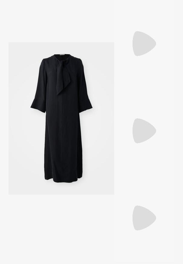 Svart midiklänning med ståkrage och detalj i form av en slips, långa ärmar och en avslappnad passform, tillverkad av ett mjukt tyg med matt yta.; Svart läder öppen-toe slide sandal med ett brett band och en solid klack. Har en slät yta och minimalistisk design.; Quiltad beige läderhandväska med guldfärgade detaljer, kedjesnor och bärhandtag. Har en framficka med klaff och signaturlogo.; Guldpläterad metallhårklämma med en slät, rundad design. Ytan är reflekterande och har en sammanfogad, böjd form utan ytterligare dekorationer.