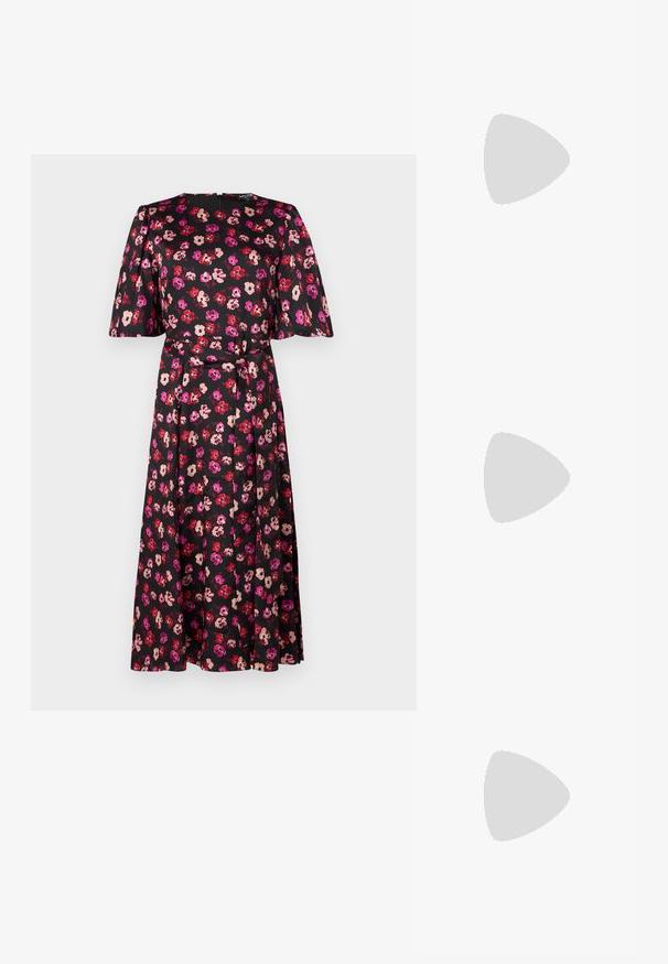 kate spade new york FALL POPPIES MATINEE DRESS - Koktel haljina / svečana haljina - black; Bijele kožne tenisice s debelim bijelim potplatom, crnim zamšastim akcentom na peti i ugraviranim logom sa strane. Dizajn s vezicama i šest rupa za vezivanje.; Crne oversize sunčane naočale geometrijskog oblika, s tamnim staklima i kontrastnom sivom dekoracijom na okviru. Logo na dršci.; Srebro naušnice u obliku prstena s glatkom, sjajnom završnom obradom. Zaobljenog oblika, laganog dizajna, s kopčom na poleđini.