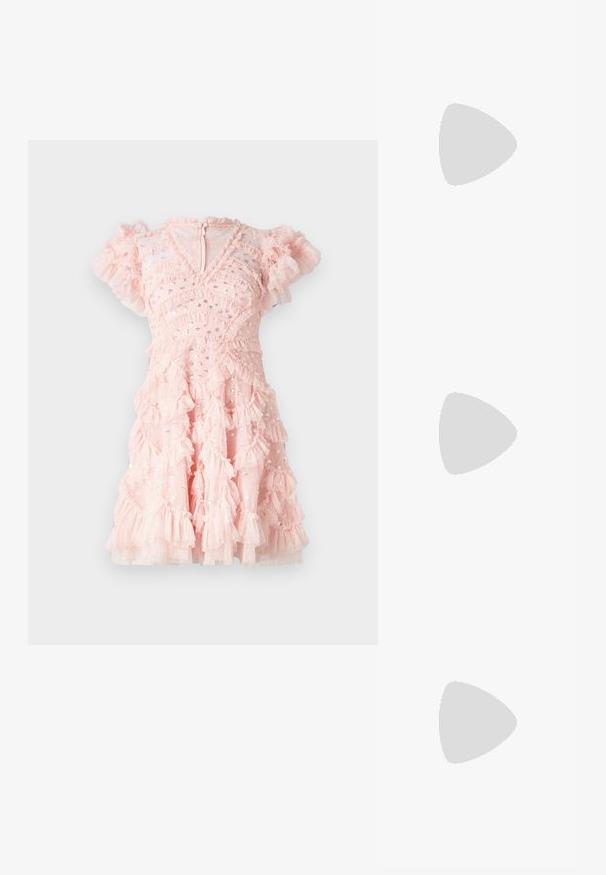 Needle & Thread AURELIE V NECK MICRO MINI DRESS - Abiti per occasioni speciali - light pink; Sandalo piatto caratterizzato da una finitura metallizzata oro, con sottili cinturini e chiusura a lacci. La suola è realizzata in pelle marrone con un design minimale.; Clutch bianco con texture e design arricciato, dotato di una tracolla in catena dorata. Finitura liscia con leggere ondulazioni e bordi arrotondati.; Anello d'oro con un design a corona all'interno di un ferro di cavallo, decorato con piccoli gemmi trasparenti, su uno sfondo bianco.