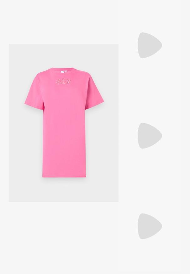 Krátke ružové bavlnené tričko s okrúhlym výstrihom a krátkymi rukávmi. Na prednej strane je v kontrastnom dizajne umiestnené logo "GAP".; Svetloružová košeľa s dlhým rukávom a golierom na gombíky, s rovno strihaným lemom a jemnou textúrou, vyrobená z ľahkej bavlnenej látky.; Čierne kožené baletky s špicatou špičkou, viazaním okolo členka a plochou podrážkou, s hladkou textúrou a minimalistickým dizajnom.; Čierna umelá kožená kabelka s kroko vzorom, sťahovaným vrchom a zhnutým popruhom. Vyzerá mäkko a kompaktné v dizajne.