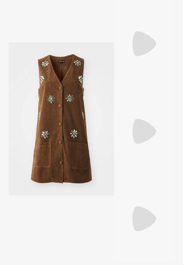 Brūns veste ar mīkstu tekstūru, rotāta ar ziedu rotājumiem un divām priekšējām kabatām. Tai ir pogu priekšpuse un bezpiedurkņu dizains.; Melnas lakotas ādas slingback kurpes ar norādītu purngalu, sudraba aksesuāru detaļu un zemu blokveida papēdi. Gluda, spīdīga tekstūra visā apavā.; Melna ādas crossbody soma ar gludu faktūru, taisnstūrveida formu un metalizētu ķēdes detaļu priekšā. Iekļauta regulējama siksna.; Sudraba pilienu auskari ar kvadrātveida auskariem, ar gludu, pulētu apdari un asaru formu, atstaro gaismu ar spīdīgu virsmu.