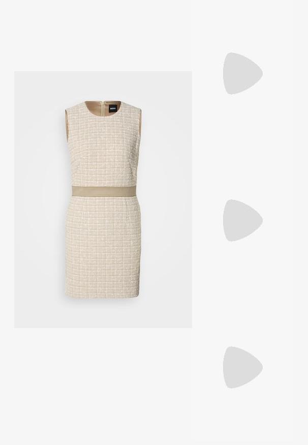 Kudotut beigepukinen mekko tekstuurilla, hihaton malli, pyöreä kaula-aukko ja yhteensopiva vyö vyötäröllä. Takana vetskari.; Kärkisaapas nilkkahihnalla off-white nahasta, jossa on matala korko ja leikattu muotoilu, sileällä pinnalla ja vähäisillä yksityiskohdilla.; Musta aurinkolasit kulmikkailla kehyksillä, joita käyttää mies ja nainen. Miehellä on päällään siniraitaista paitaa tumman takin alla; naisella on päällään tumma, kuvioitu paita.; Hopea metalliset korvakorut, joissa on pyöreitä muotoja, kiiltävä pinta ja hienovaraiset kaiverrukset brändiltä "BOSS" alaosissa.