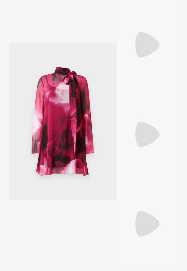 Vestido longo de mangas compridas, rosa translúcido, com padrão floral, gola alta e detalhe de laço no colarinho, contra um fundo liso.; Salto slingback em patente preta com bico apontado, apresentando um padrão de pele de cobra texturizado, tira ajustável e um salto bloco curto e texturizado.; Óculos de sol com formato de gato, com uma armação de plástico preto fosco, lentes escuras e um detalhe em logotipo dourado na haste. Design angular e textura suave.; Bolsa de ombro em couro preto com dois bolsos frontais, fivelas douradas, fecho de zíper e uma alça fina. Superfície texturizada e forma retangular compacta.