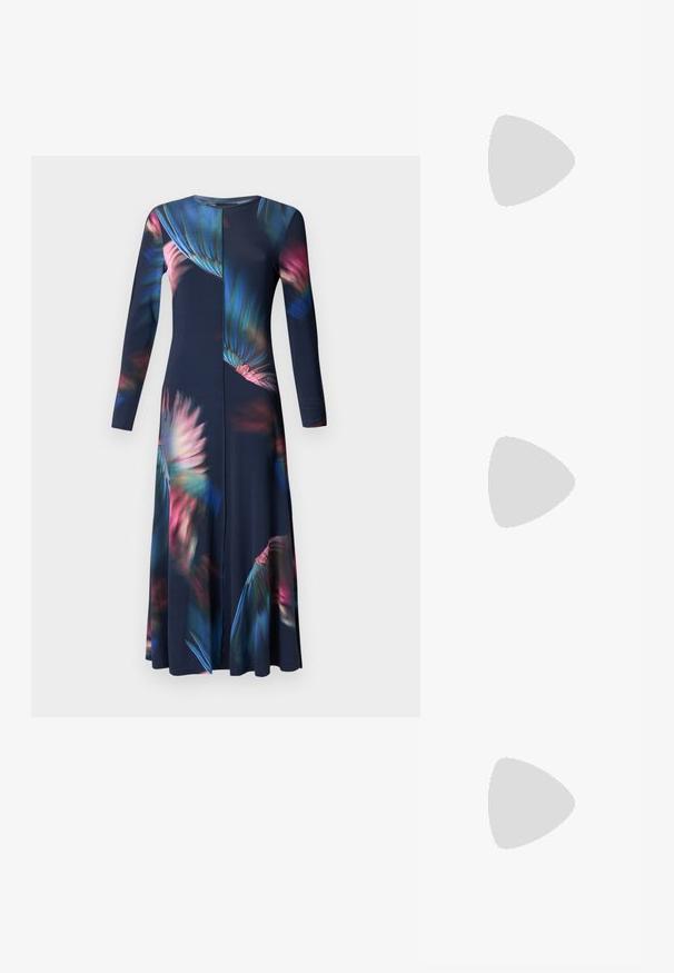 Ted Baker GEORII - Obleka iz džersija - navy; Črne visoke sandale na peto imajo tanke naramnice z vozlom, gladek kvadratni toe in eleganten stiletto peto.; Svetlo siva kovinska torbica z verižnim ročajem, okrašena z majhnimi okroglimi kovinskimi bleščicami in trikotnim logotipom blagovne znamke.; Srebrne obročaste uhane z gladko, sijočo površino. Zaobljena oblika, lahka zasnova, z zapiranjem na zatič.