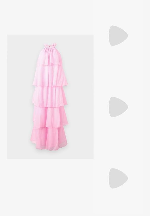 Rosa halterklänning med lager av genomskinlig tyg, med en samlad halsringning och en lång, flödande silhuett.; Spetsig tå högklackad sko med en färgpalett av silver, guld och nude. Glansig yta med utskärningsdesign, utrustad med en stilettklack.; Silverfärgad metallisk påse med en mjuk, rundad form och en knutstängning upptill. Tillverkad av ett mjukt material i konstläder.; Silverörhängen med en vriden design som har en blank yta och bakåtlås. Mått ca 3 cm i diameter.