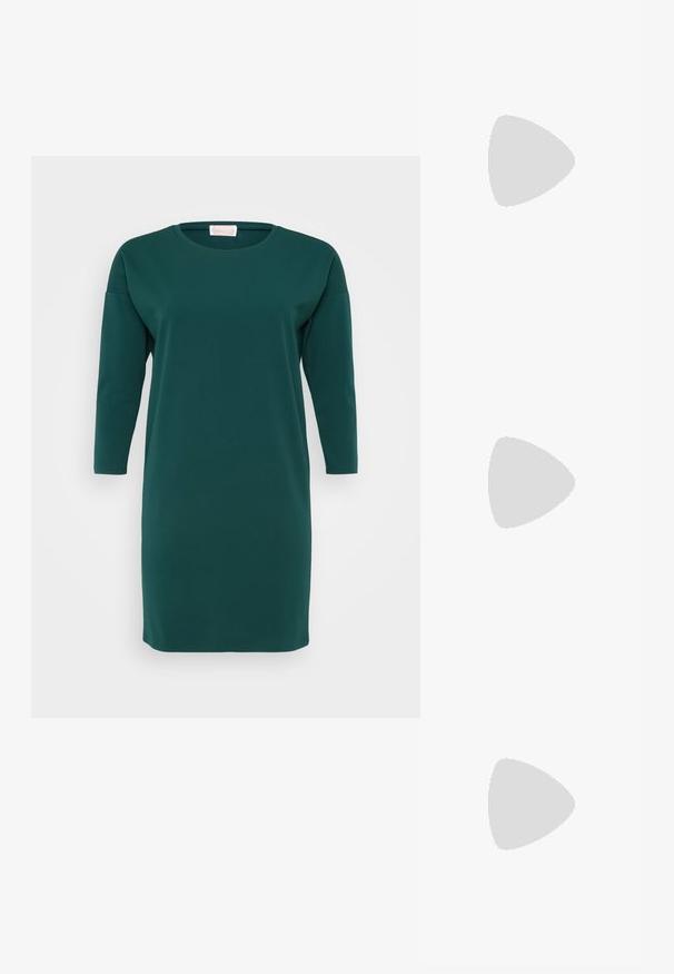 Ciemnozielona sukienka do kolan wykonana z miękkiego materiału. Posiada okrągły dekolt oraz rękawy o długości trzech ćwierć. Jest luźna, nie ma widocznych wzorów.; Czarne sandały na obcasie z prostokątnym noskiem i niskim słupkowym obcasem. Posiadają wiele cienkich pasków i regulowany pasek na kostkę. Wykonane z gładkiej skóry.; Czarna skórzana torba tote o gładkiej fakturze, usztywnionym kształcie, dwóch uchwytach oraz wyraźnym srebrnym zapięciu na przodzie.; Srebrna obrączka podwójna z gładką, polerowaną powierzchnią. Posiada płynny, zakrzywiony kształt z nakładającymi się sekcjami, co nadaje nowoczesny wygląd.; Srebrna obrączka podwójna z gładką, polerowaną powierzchnią. Posiada płynny, zakrzywiony kształt z nakładającymi się sekcjami, co nadaje nowoczesny wygląd.