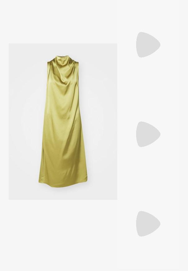 Ermeløs kjole med krage i livlig lys grønn silke, med en myk tekstur og en flytende silhuett med sidespalter.; Svarte patentlær slingback hæler med spiss tå og geometrisk blokk hæl. Har et stilrent, minimalistisk design og jevn tekstur.; Svart lær hobo-veske med glatt tekstur, buet form og enkelt justerbart stropp; har en bred åpning på toppen.; Øredobber i gullfarge har uregelmessige, teksturerte former, prydet med grønne edelstener og hvite perler, festet med klipsfester.