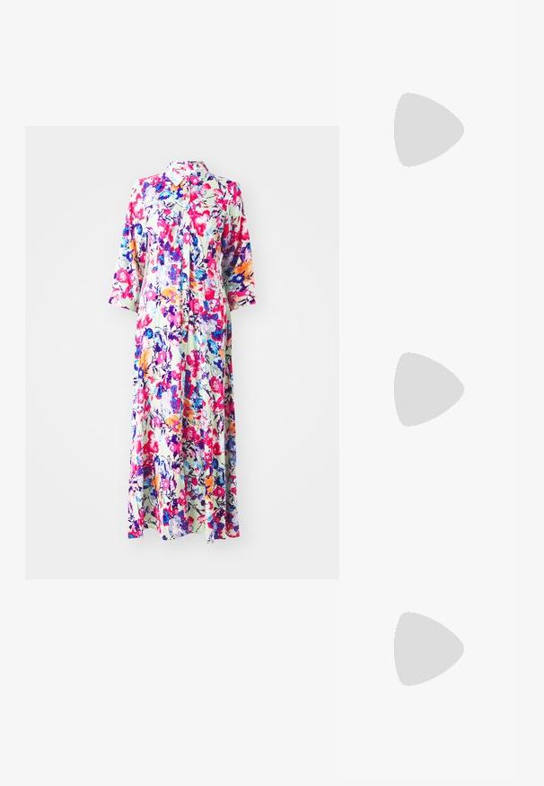 Blommig maxiklänning med krage, prydd med flerfärgade blommor på en ljus bakgrund; tillverkad av lätt material, har långa ärmar och knappstängning.; Svart lackläder slingbacksko med spetsig tå, ankelremmar med silverfärgade spännen och detaljer samt en smal klack.; Guldfärgad metallhandväska med en strukturerad design, slät textur och justerbar rem. Har en unik triangulär form och minimalistisk sömnad.; Örhängen i guldton med texturerade, vågiga former. Inkluderar skulpturala clip-on-stift och öppen hoop-design med hamrad finish.