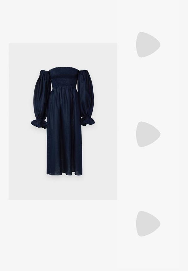 Laivansinis off-shoulder mekko, joka on valmistettu kevyestä kankaasta; siinä on smokkiboordi ja volyymiset puffihihat, joissa on röyhelöiset hihansuut.; Stuart Weitzman THEA - Sandaalit nilkkaremmillä - golden; Valkoinen käsilaukku pyöristetyllä muodolla, jossa on teksturoitu pinta hopeisista napeista. Siinä on ohut olkahihna ja tyylikäs suljin.; Korvakorut kultasävytteistä metallista, joissa on kaareva, pitkänomainen muoto. Ominaisuuksiin kuuluu sileä, kiiltävä pinta ja pyöreä kärki lisäyksinä.