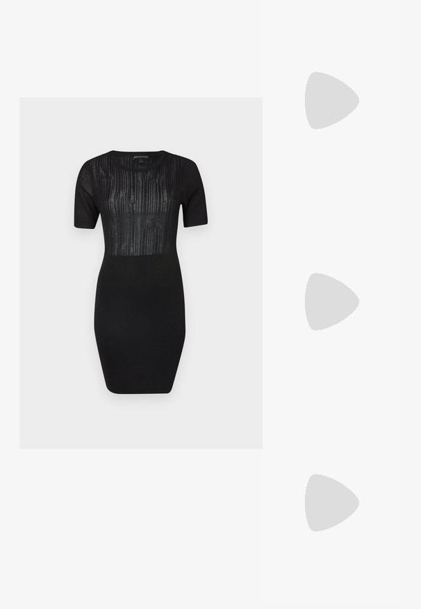 Fekete kötött ruha rövid ujjal, testhezálló siluettel és függőleges vonalakkal díszített texturált panelek a felsőtesten.; Fekete slingback pump, hegyes orral, fényes bőr felülettel és kis sarokkal, arany kiegészítéssel. Elegáns kialakítás nyitott háttal.; Fekete bőr hátizsák, fedéllal záródik, elülső zsebbel, oldalsó cipzáras rekeszekkel és felső fogantyúval rendelkezik. Az elején logó részletezéssel.; Ezüst színű fémes kézitáska lánckarral, steppelt textúrával, díszített varrással és cipzáros záródással. A fonákján domború részletek találhatók.