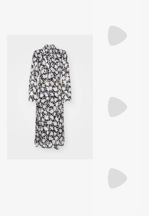Blumenkleid in Schwarz und Weiß, mit langen Ärmeln, einem Schleifenkragen, durchgehender Knopfleiste und einem goldenen Kettengürtel in der Taille.; Schwarze Lack-Slingback-Pumps mit spitzem Zehenbereich, versehen mit strukturiertem Schlangenprint, verstellbarem Riemen und einem kurzen, strukturierten Blockabsatz.; Schwarze Leder-Umhängetasche mit zwei vorderen Taschen, goldenen Schnallen, Reißverschluss und einem schmalen Tragegurt. Texturierte Oberfläche und kompakte rechteckige Form.; Goldfarbene Creolen mit einem glatten, abgerundeten Design, ausgestattet mit einem dünnen Drahtverschluss und einer polierten Oberfläche für ein glänzendes Erscheinungsbild.