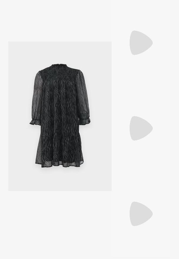 Prozirna haljina dugih rukava u crno-sivoj zebra printu s volanom na ovratniku i rubu, te detaljem od smockinga na prednjem dijelu.; Zlatni metalik slingback sandali s šiljatim vrhom i debelim potpeticama. Glatka tekstura, minimalistički dizajn i uski remen.; Žuta torbica od umjetnog krokodila sa strukturiranim dizajnom, gornjom ručkom, odvojivim lančićem i dekorativnim kristalnim ukrasom na kopči.; Zlatne metalne naušnice s elegantnim, zakrivljenim dizajnom. Imaju karakterističan šiljast oblik, poliranu površinu i zatvaranje na šarku.