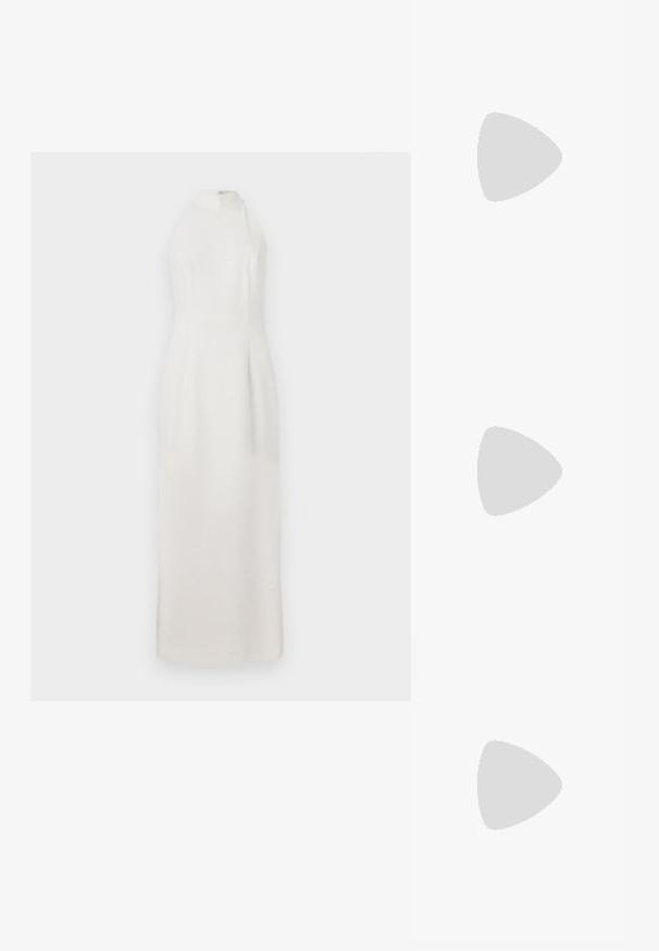 Bela, brezrokavna obleka z visokim ovratnikom, izdelana iz gladkega materiala. Ima prilegajoč bodice in tekočo krilo, ki se razteza do tal.; Bela lakirana visoka peta s uskim nosom, tankom petom in črnim notranjim detajlom. Gladka tekstura in eleganten dizajn.; Črna usnjena torbica z teksturirano površino, ki ima dva zgornja ročaja, odstranljiv ramenski trak in podrobnosti z srebrnim zapiranjem.; DKNY INLAY STUD - Uhani - black/gold-coloured