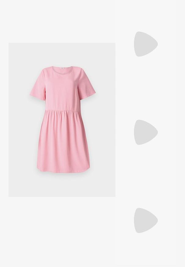 Robe rose courte en tissu doux avec des manches courtes, un col rond et une taille froncée. Texture lisse, design simple.; Escarpin en cuir verni noir à talon haut, avec un bout pointu, une bride réglable à la cheville et des côtés ouverts. Texture lisse.; Lunettes de soleil noires surdimensionnées avec des verres dégradés, monture épaisse et détails en chaîne dorée sur les branches.; Sac à main noir avec surface texturée, deux poignées supérieures et bandoulière réglable. Doté de quincaillerie dorée et de poches latérales.